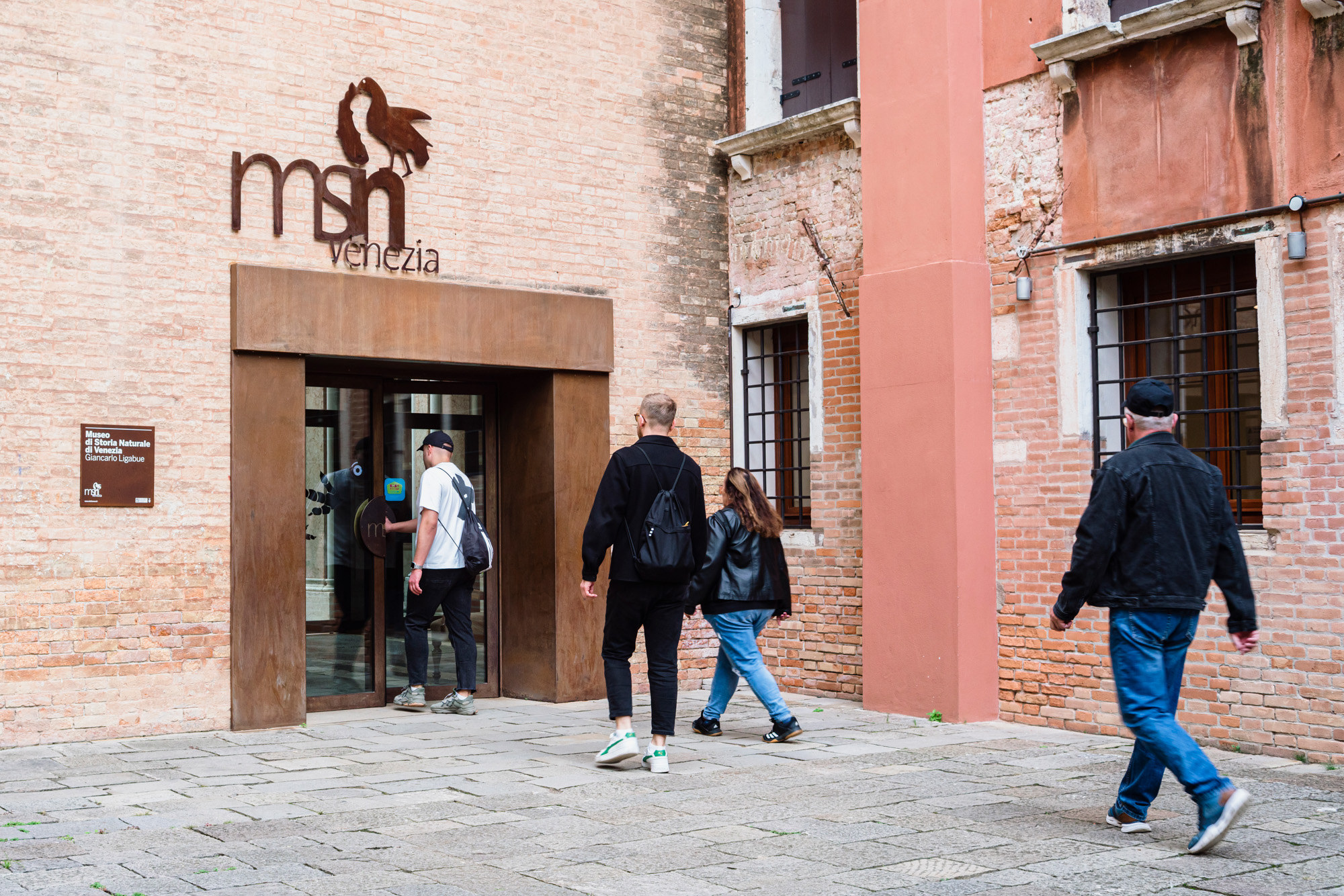 persone che entrano in museo