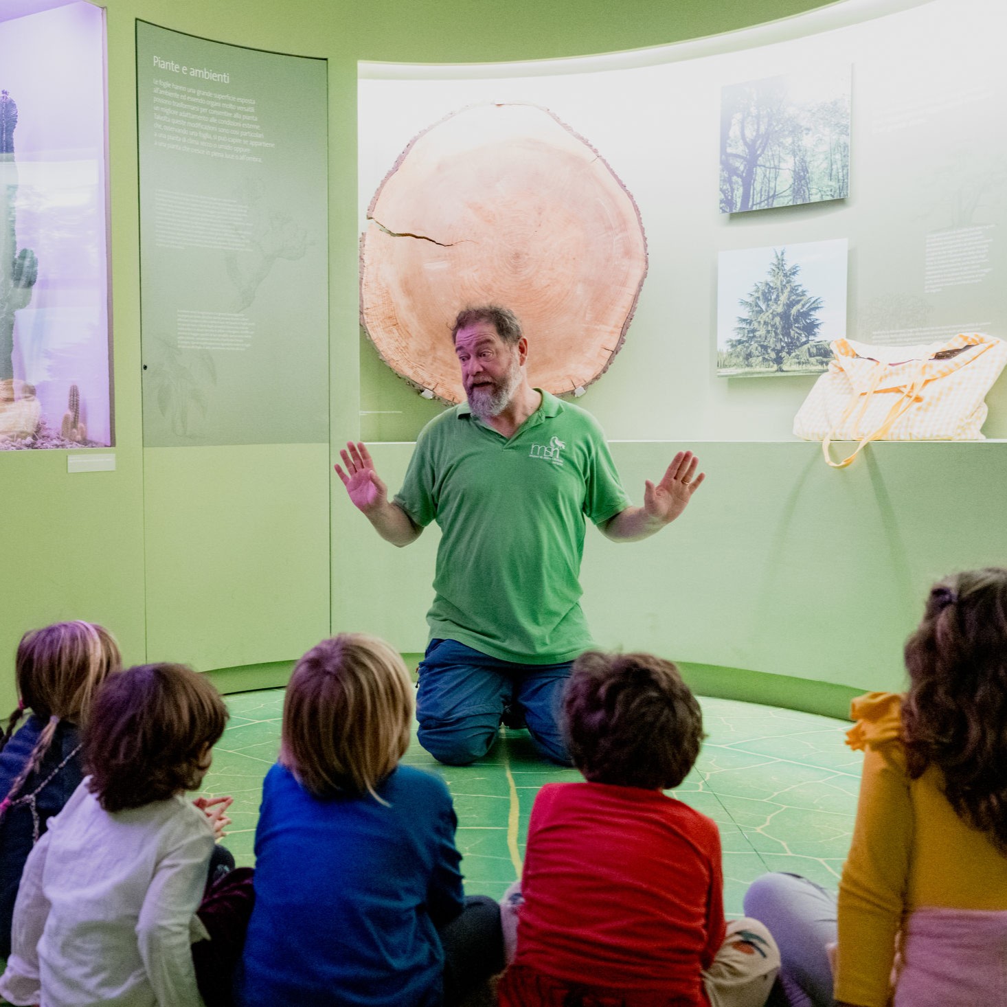 Bambini con educatore del museo durante attività educativa