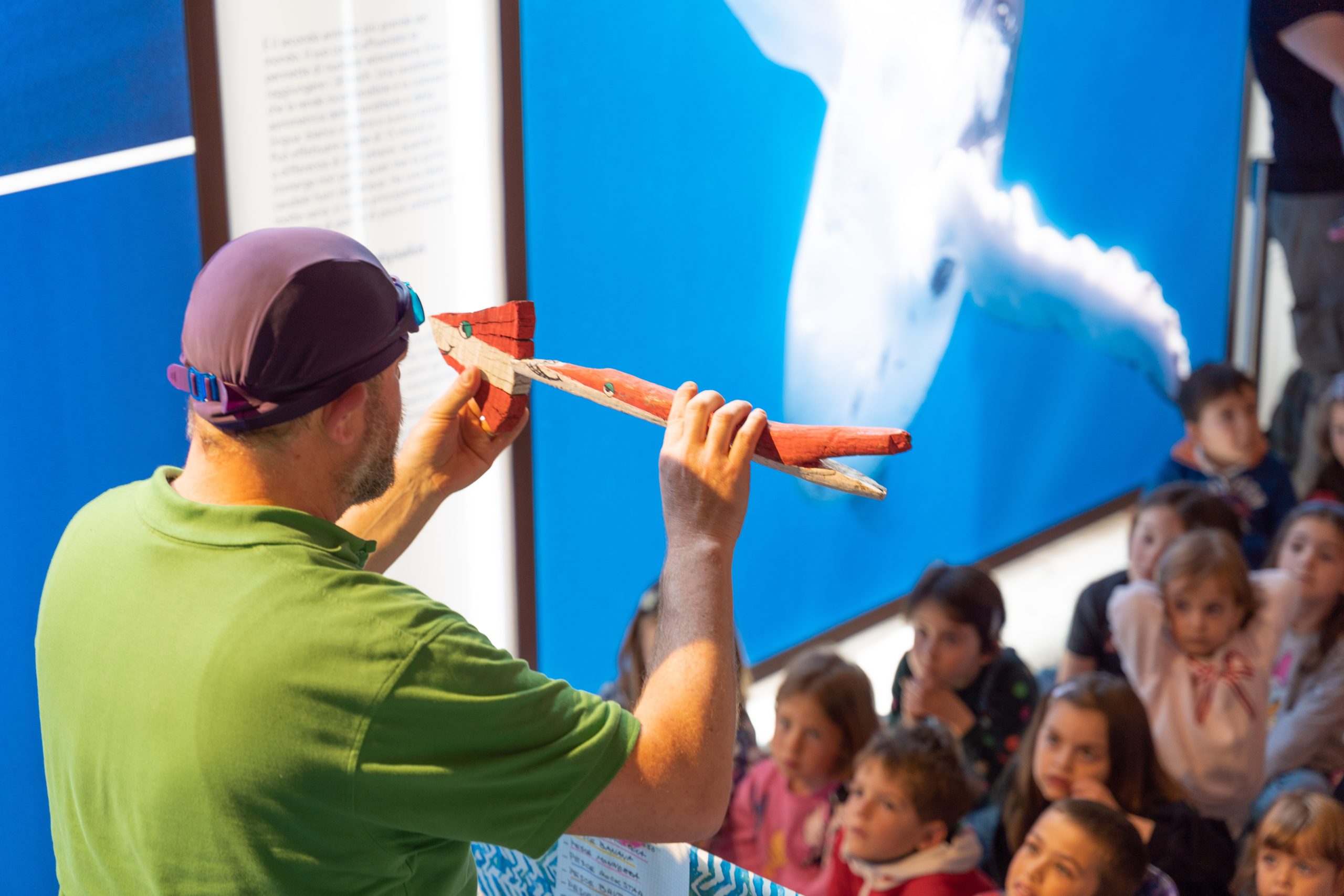 Bambini con educatore del museo durante attività educativa