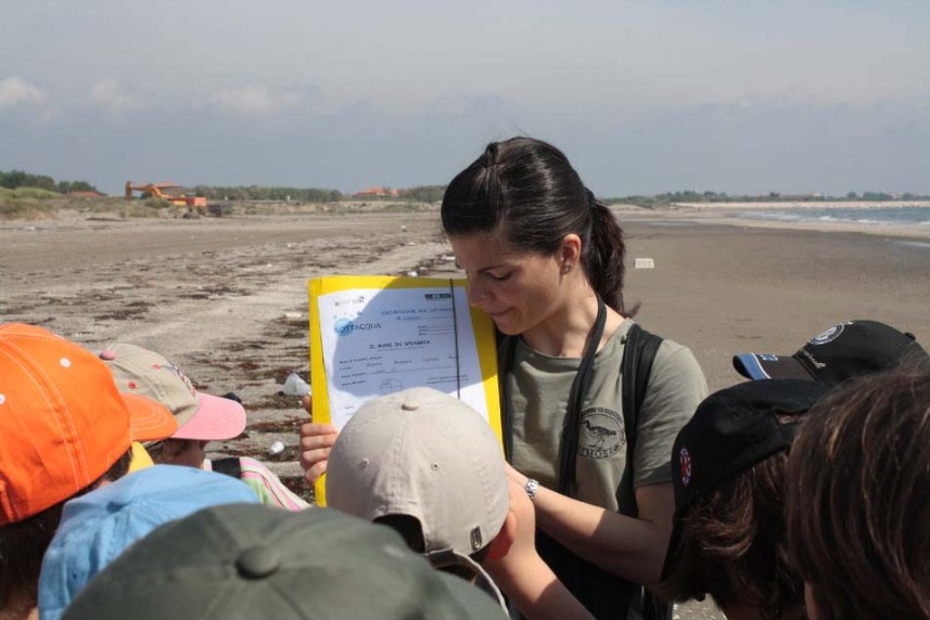Attività Sottacqua, bambini in spiaggia con ricercatrice Museo